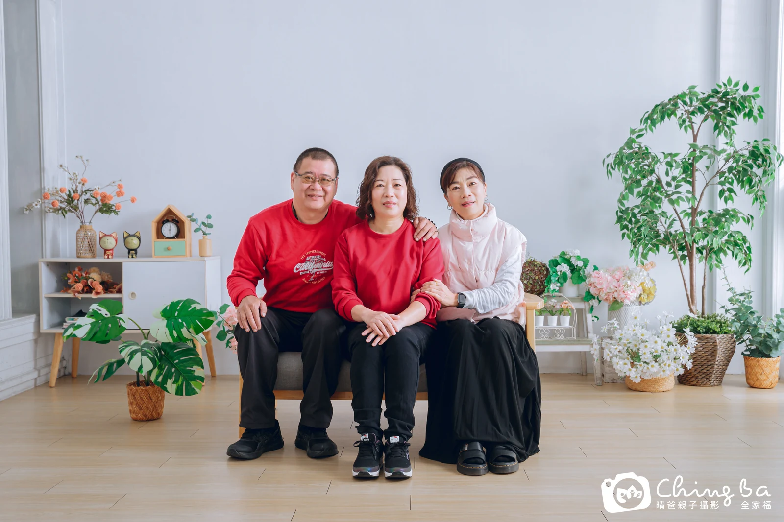 一家人在晴爸攝影棚拍全家福
