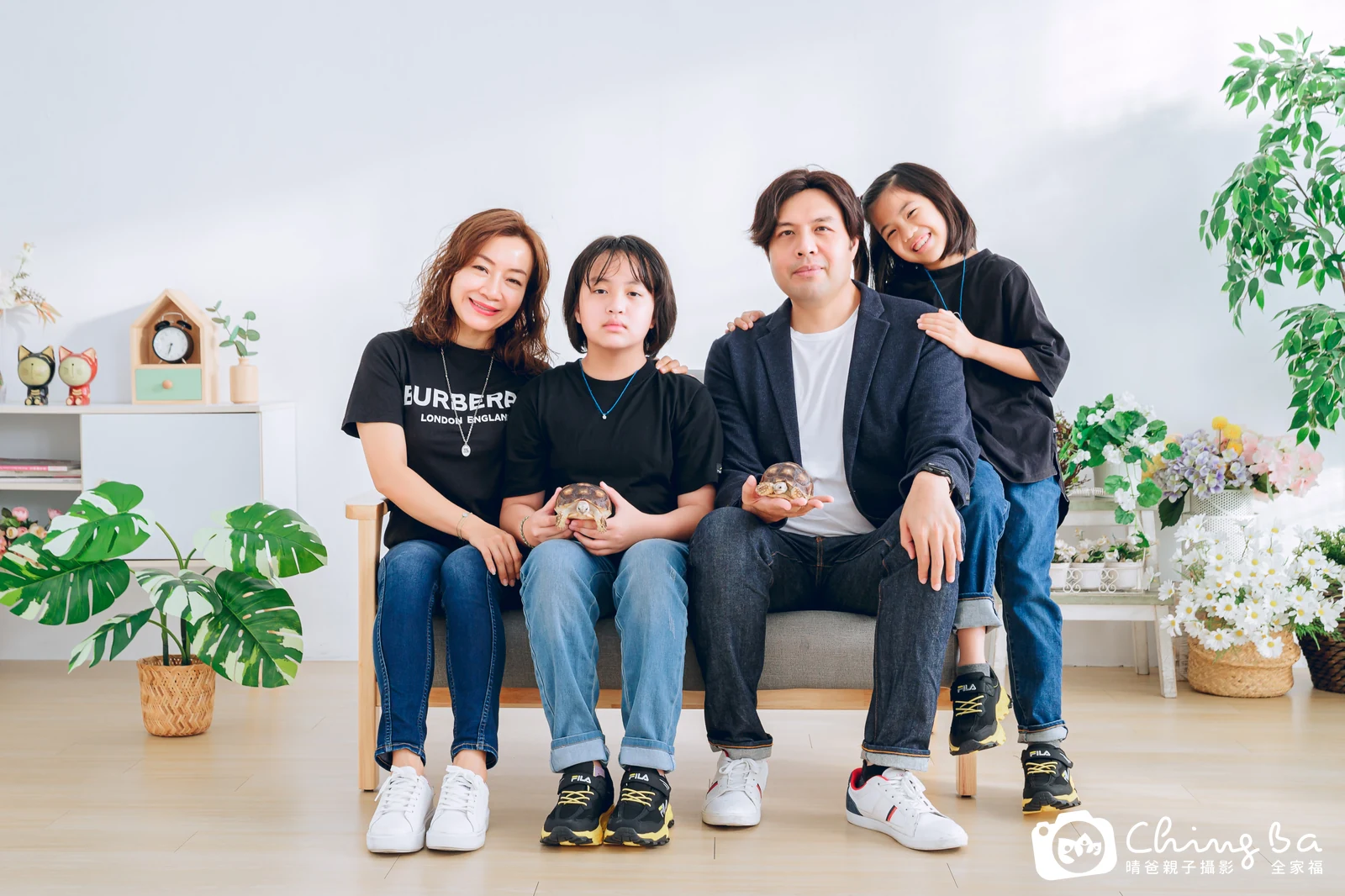 一家人在晴爸攝影棚拍全家福
