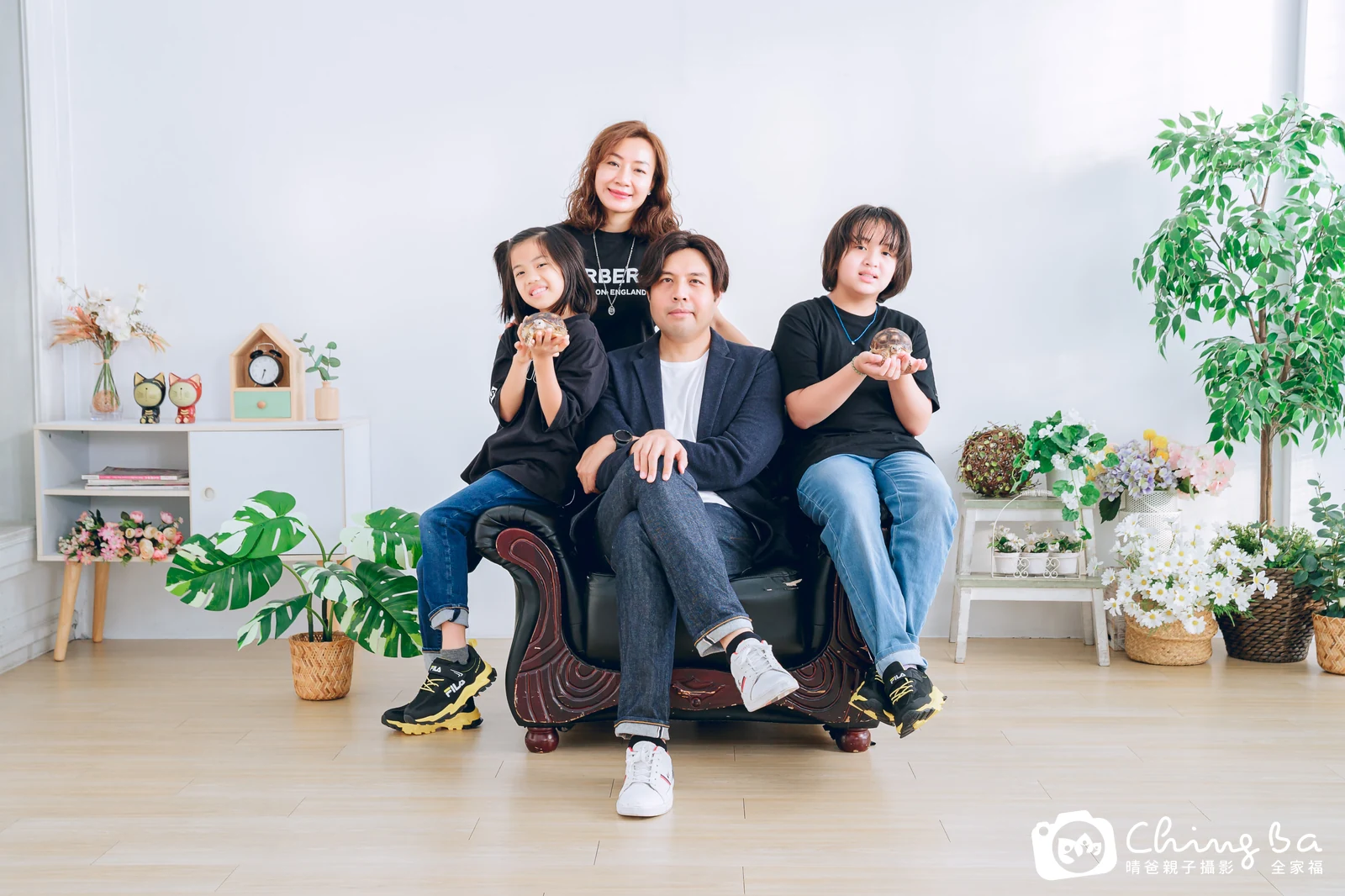 一家人在晴爸攝影棚拍全家福