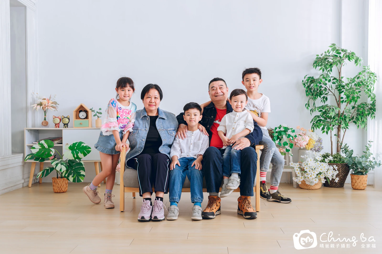 2024 年母親節的家族全家福,6 大 4 小