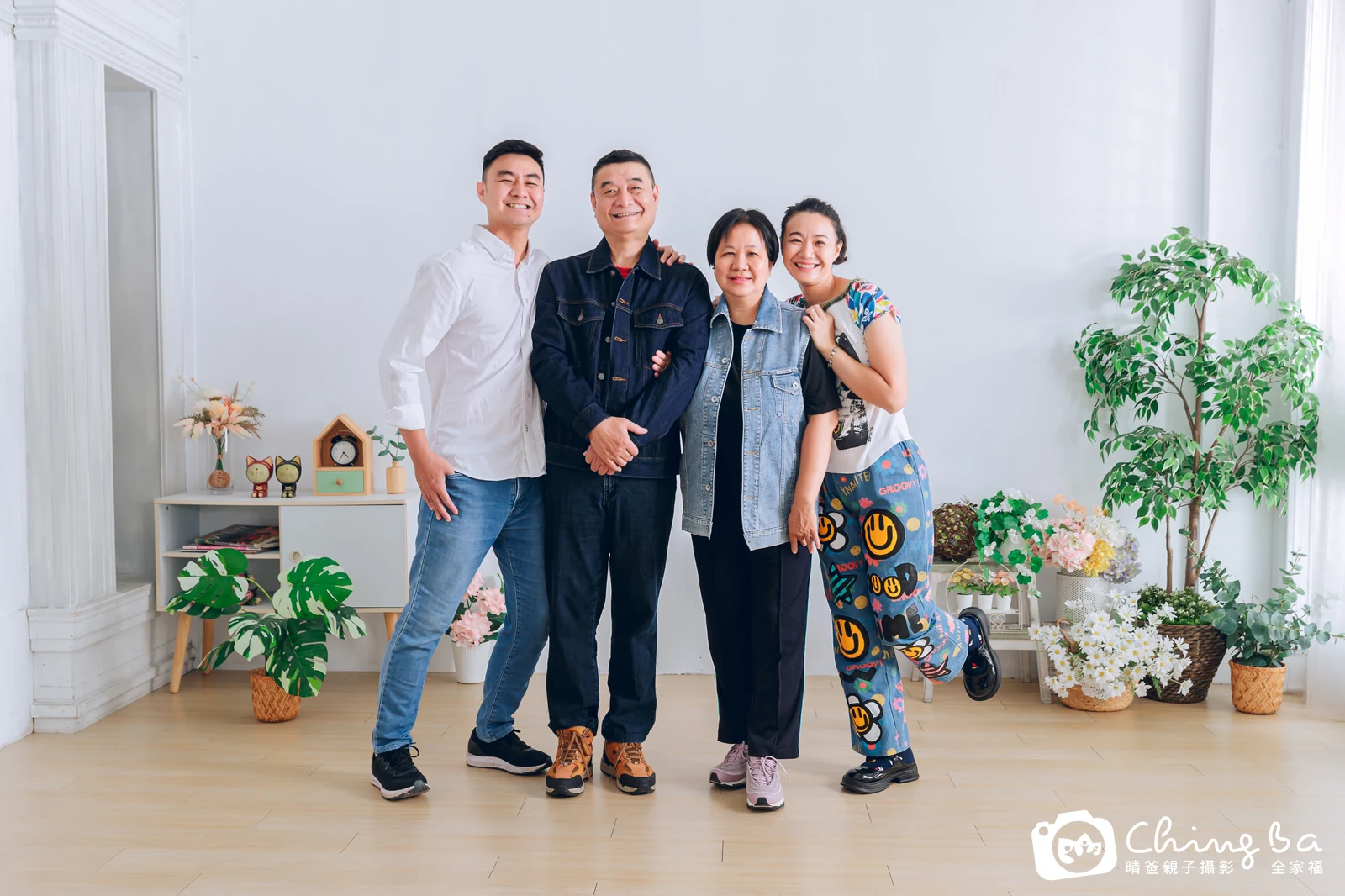 一家人在晴爸攝影棚拍全家福