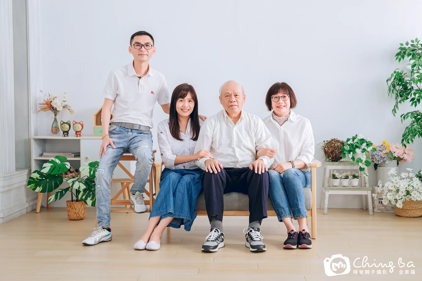 2022 年冬季的家族全家福，8 大 4 小