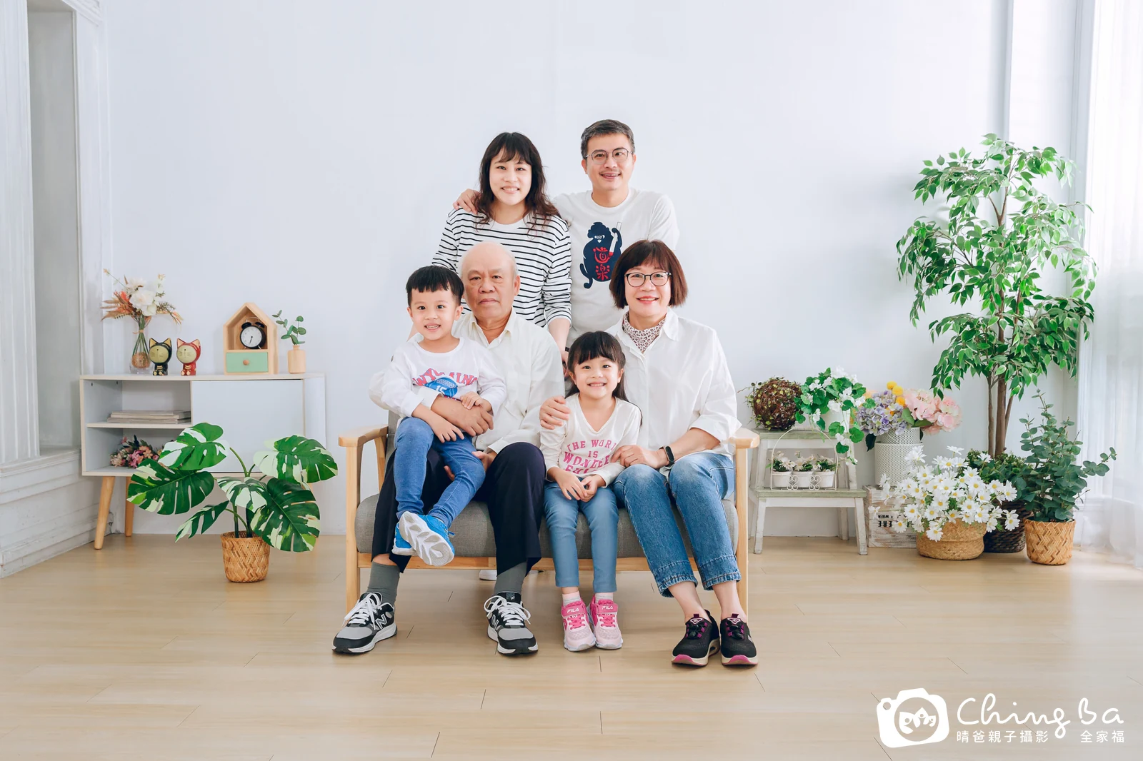 一家人在晴爸攝影棚拍全家福