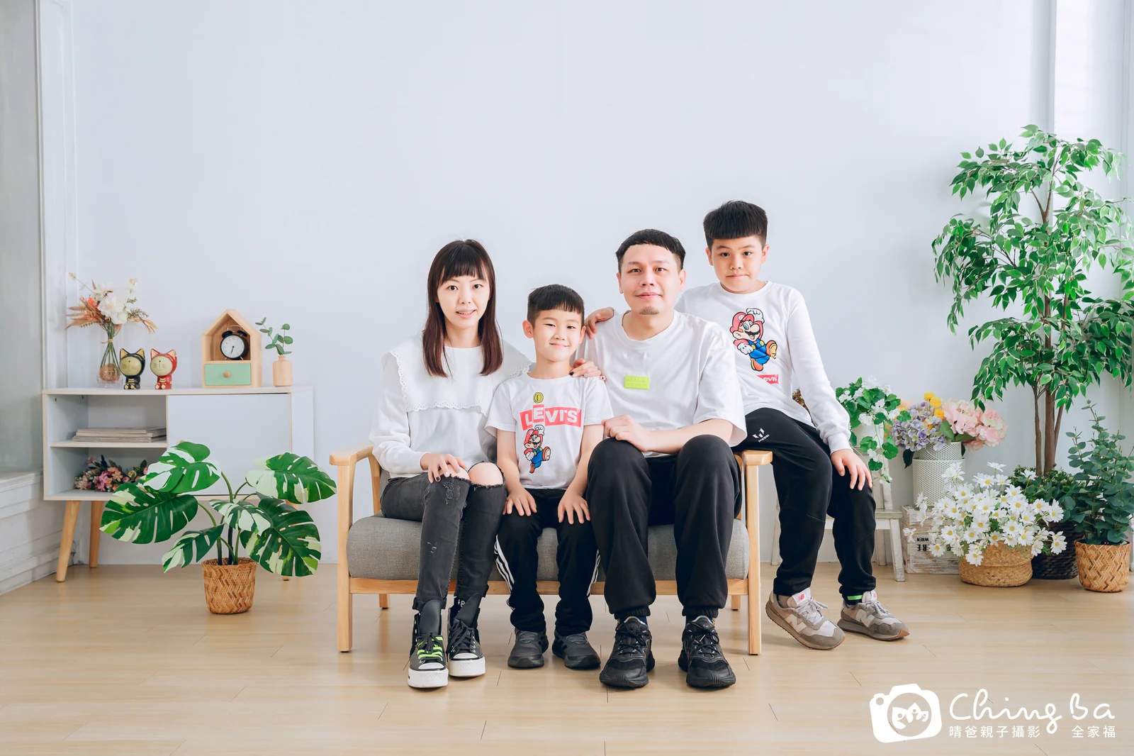 一家人在晴爸攝影棚拍全家福