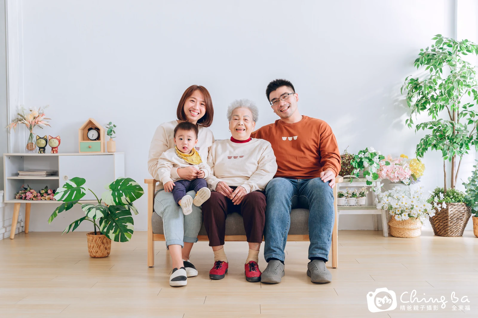 2023 年新春的家族全家福,8 大 1 小