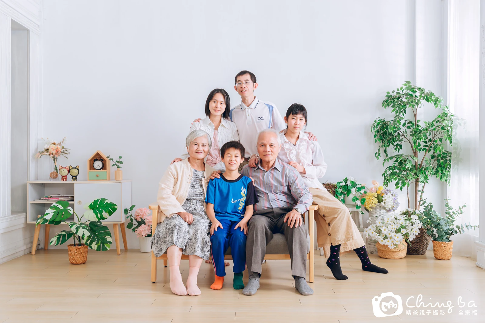 一家人在晴爸攝影棚拍全家福
