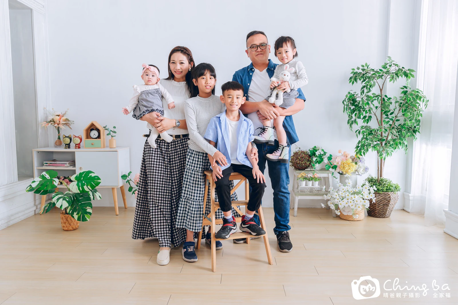 一家人在晴爸攝影棚拍全家福