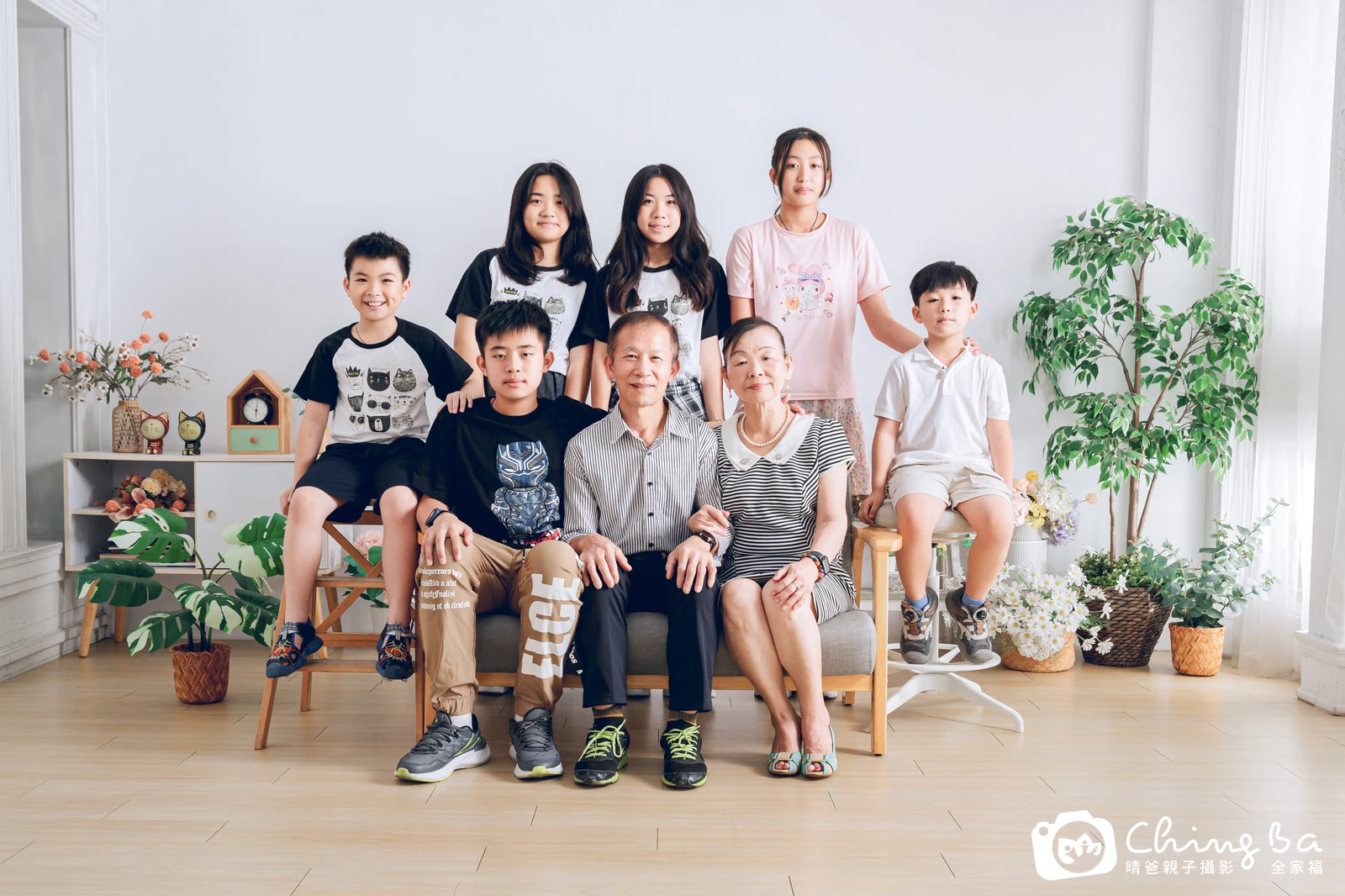 2026 年春季的家族全家福，13 大 2 小