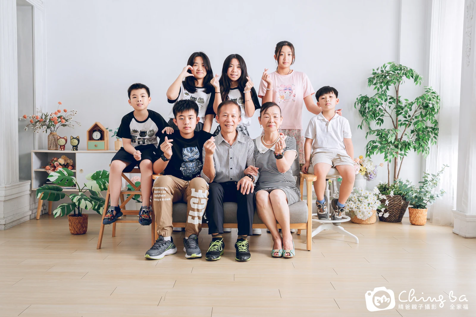 一家人在晴爸攝影棚拍全家福
