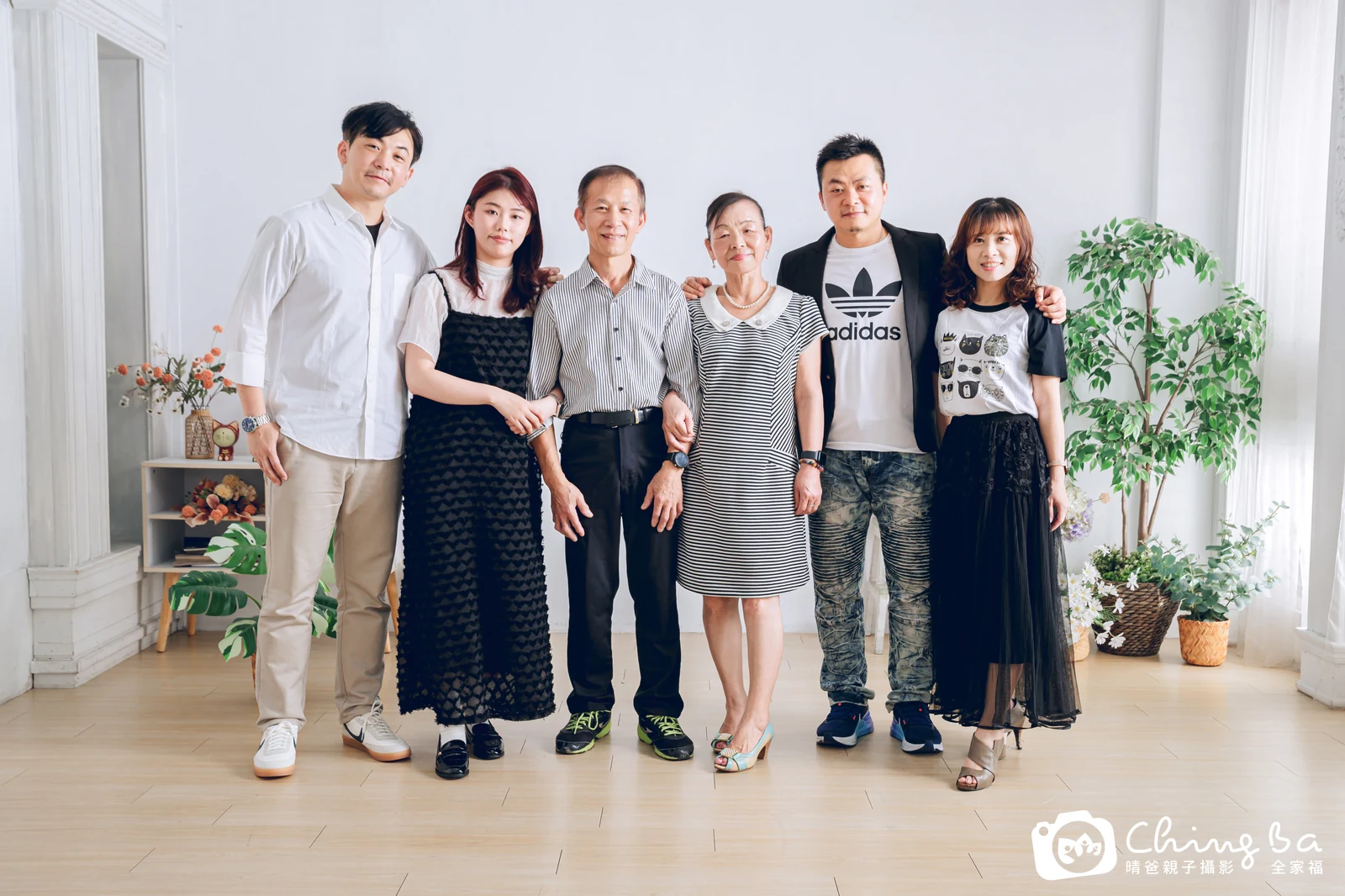 一家人在晴爸攝影棚拍全家福