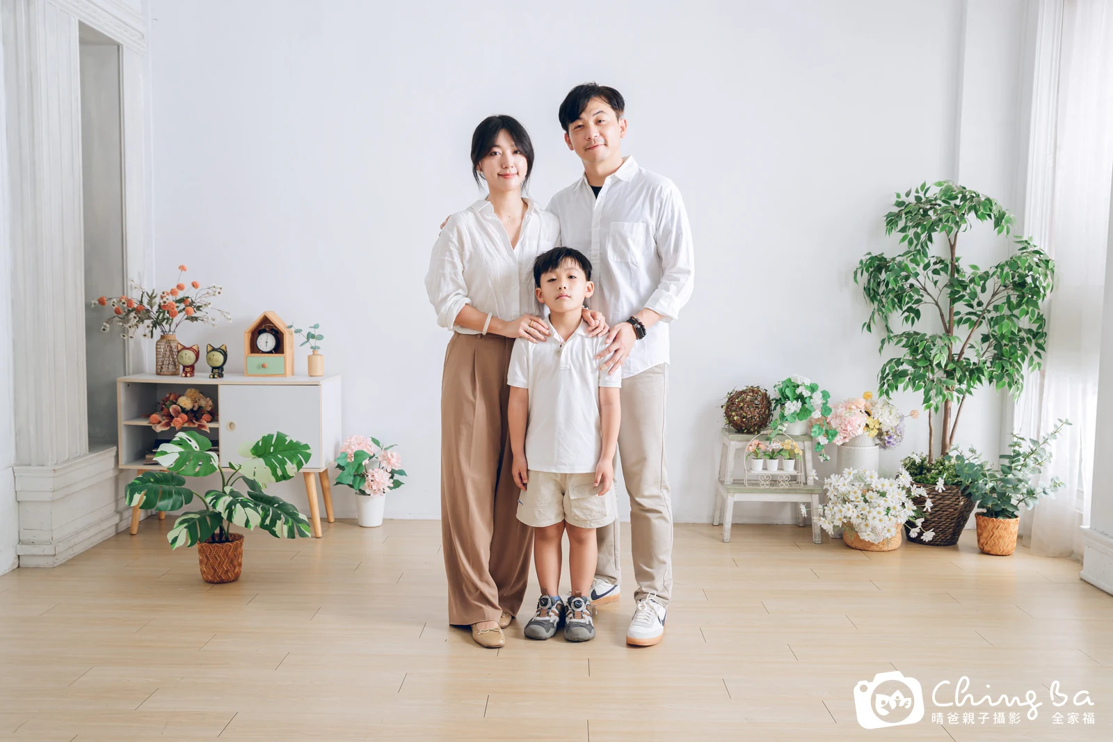 2026 年春季的家族全家福，13 大 2 小
