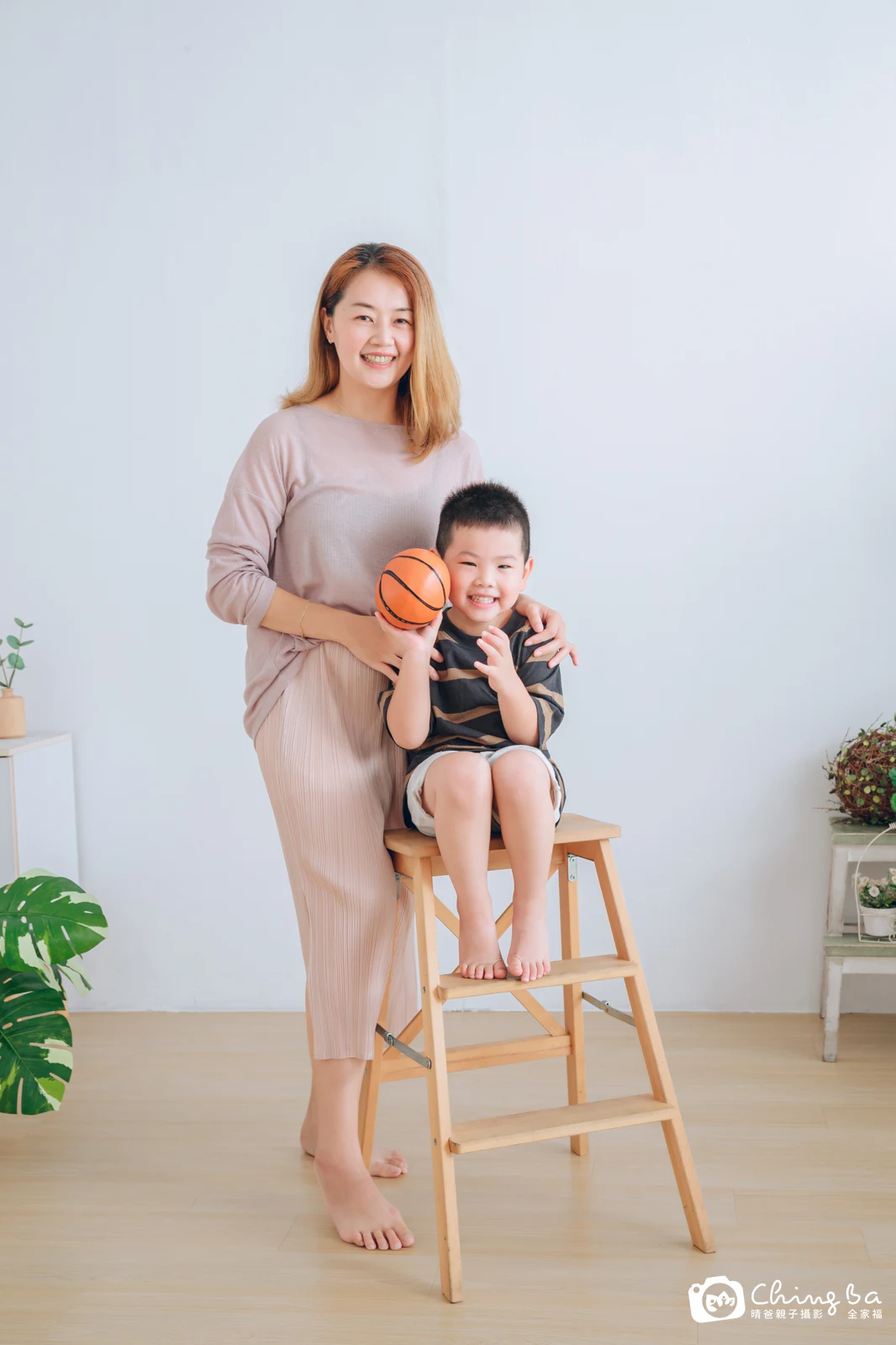 一家人在晴爸攝影棚拍全家福