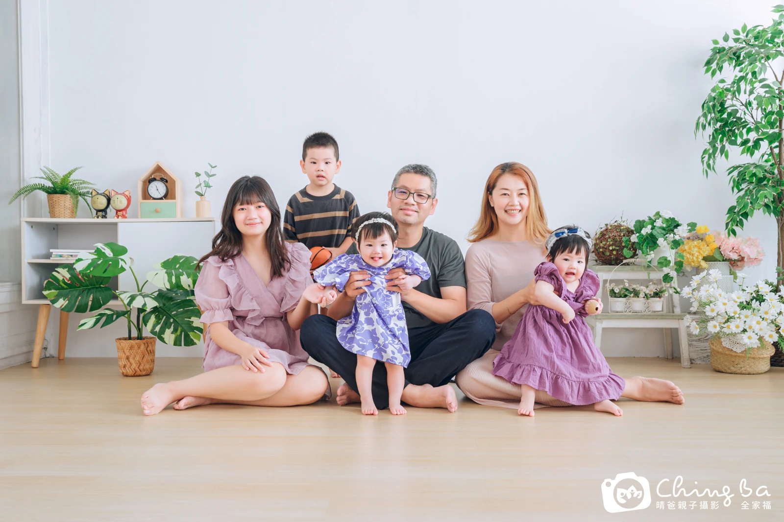 2022 年夏季的家族全家福,2 大 4 小