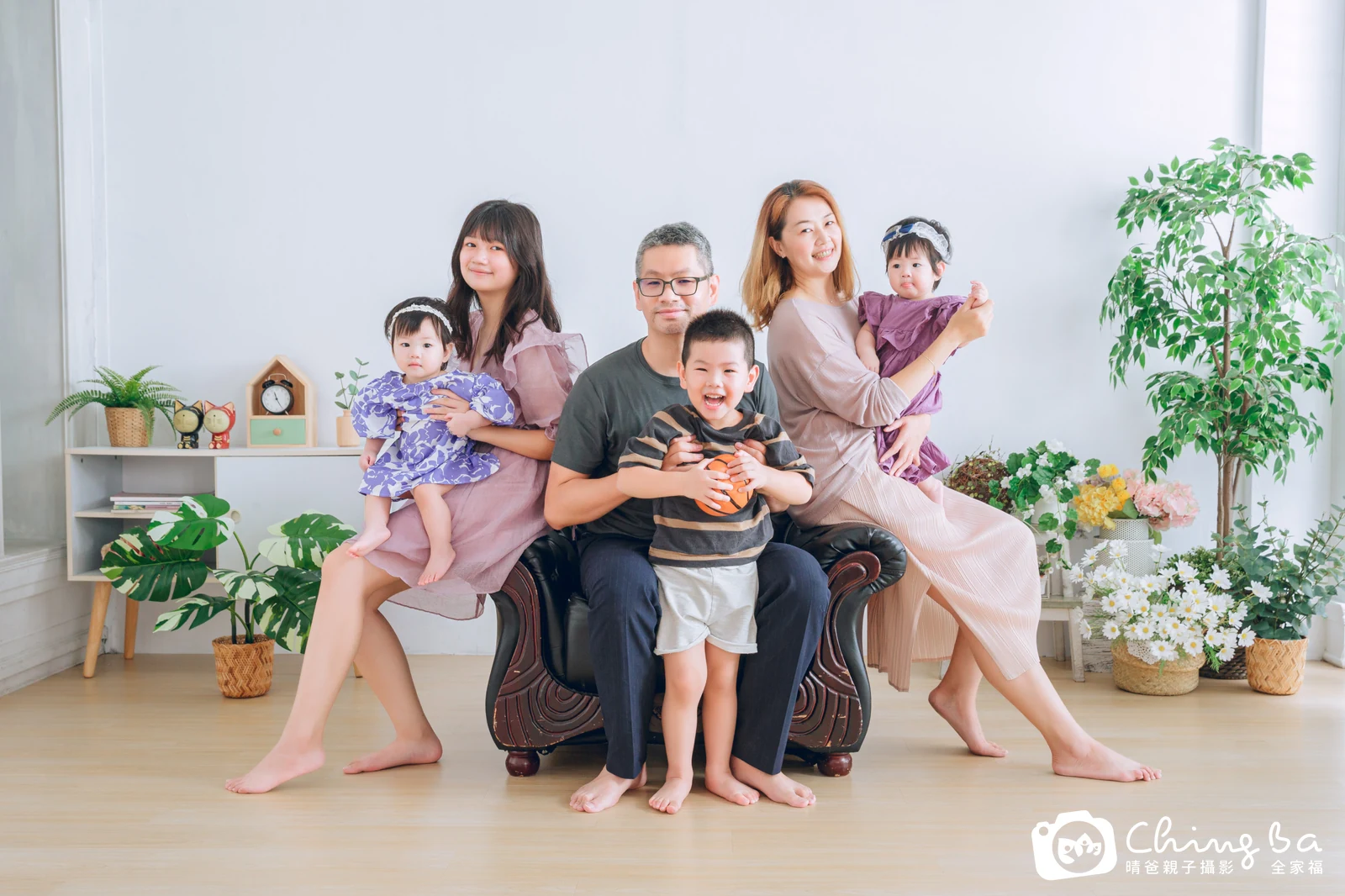 一家人在晴爸攝影棚拍全家福