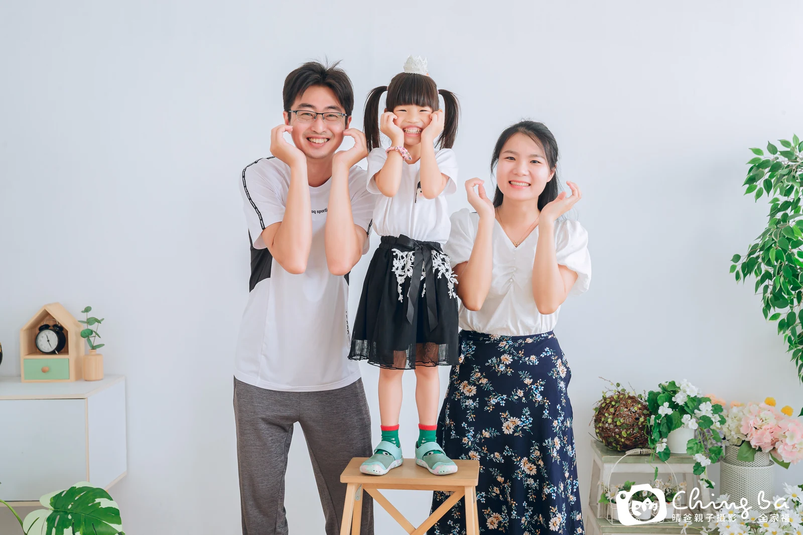 一家人在晴爸攝影棚拍全家福