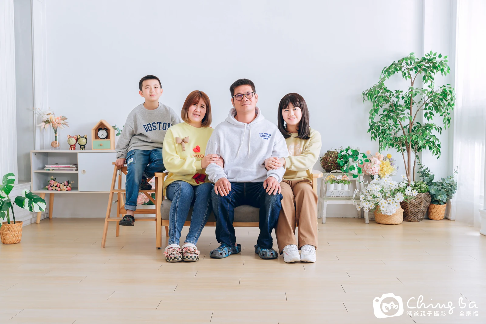一家人在晴爸攝影棚拍全家福