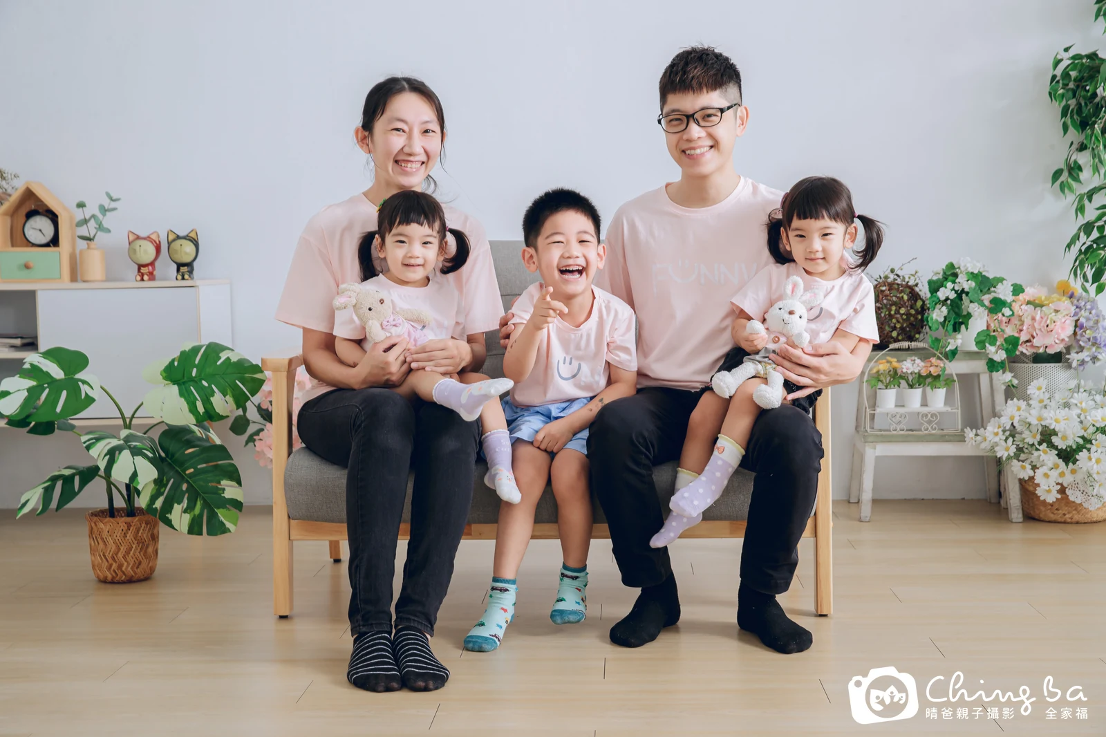 2023 年秋季的家族全家福，2 大 3 小