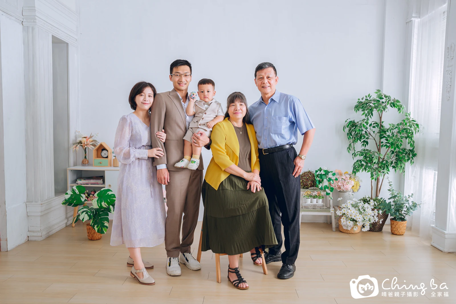 2024 年夏季的家族全家福，6 大 1 小