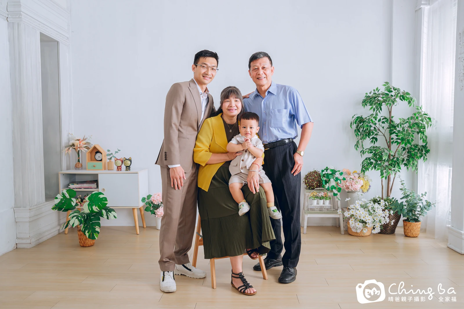 一家人在晴爸攝影棚拍全家福