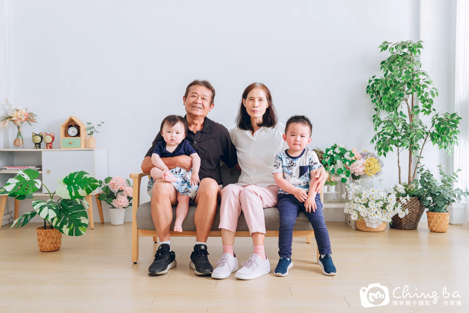 2023 年秋季的家族全家福,6 大 2 小