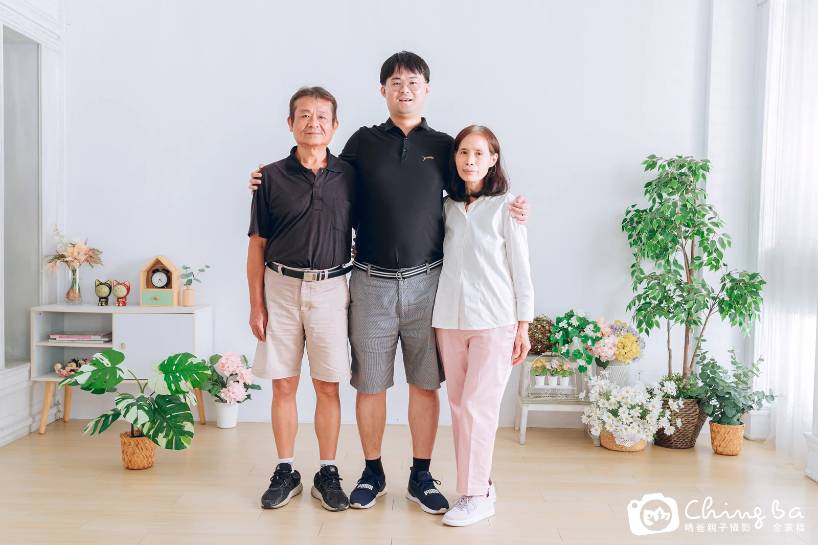 2023 年秋季的家族全家福,6 大 2 小