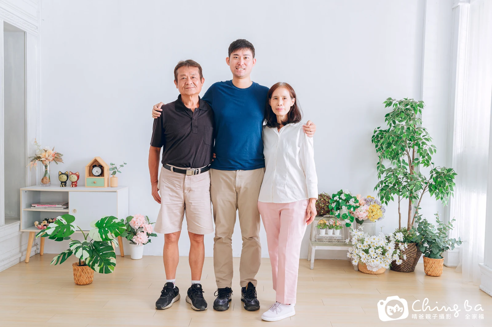 一家人在晴爸攝影棚拍全家福