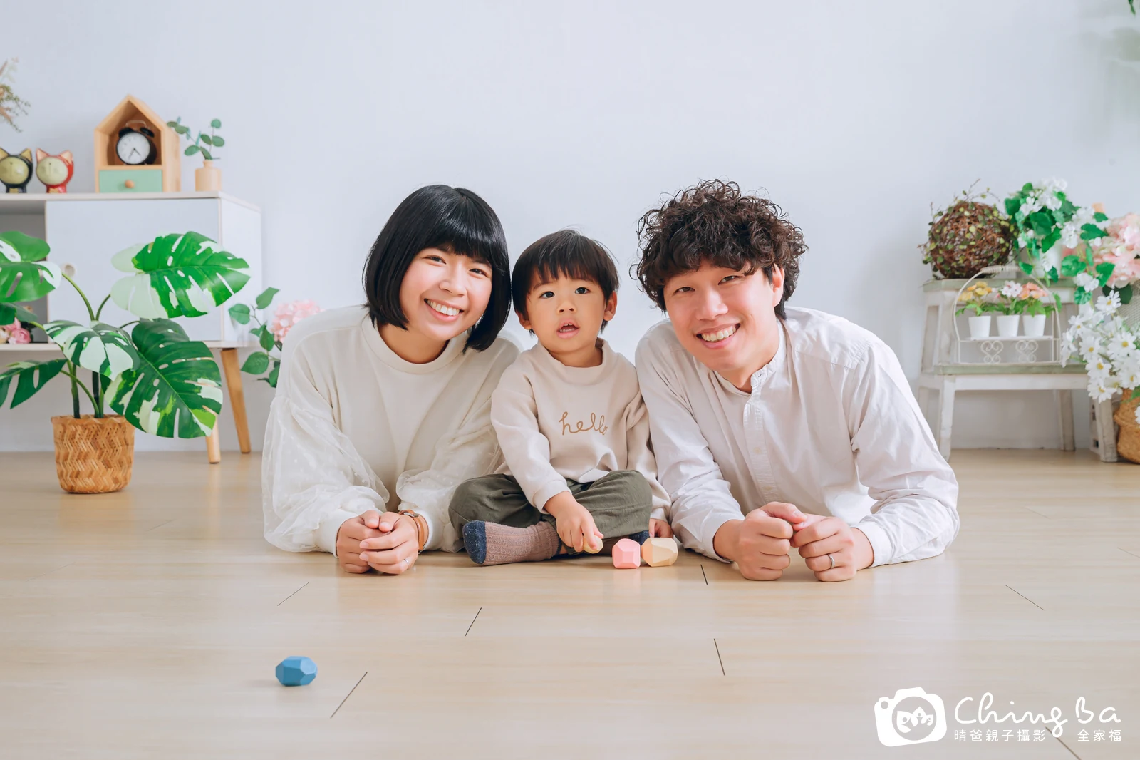 一家人在晴爸攝影棚拍全家福