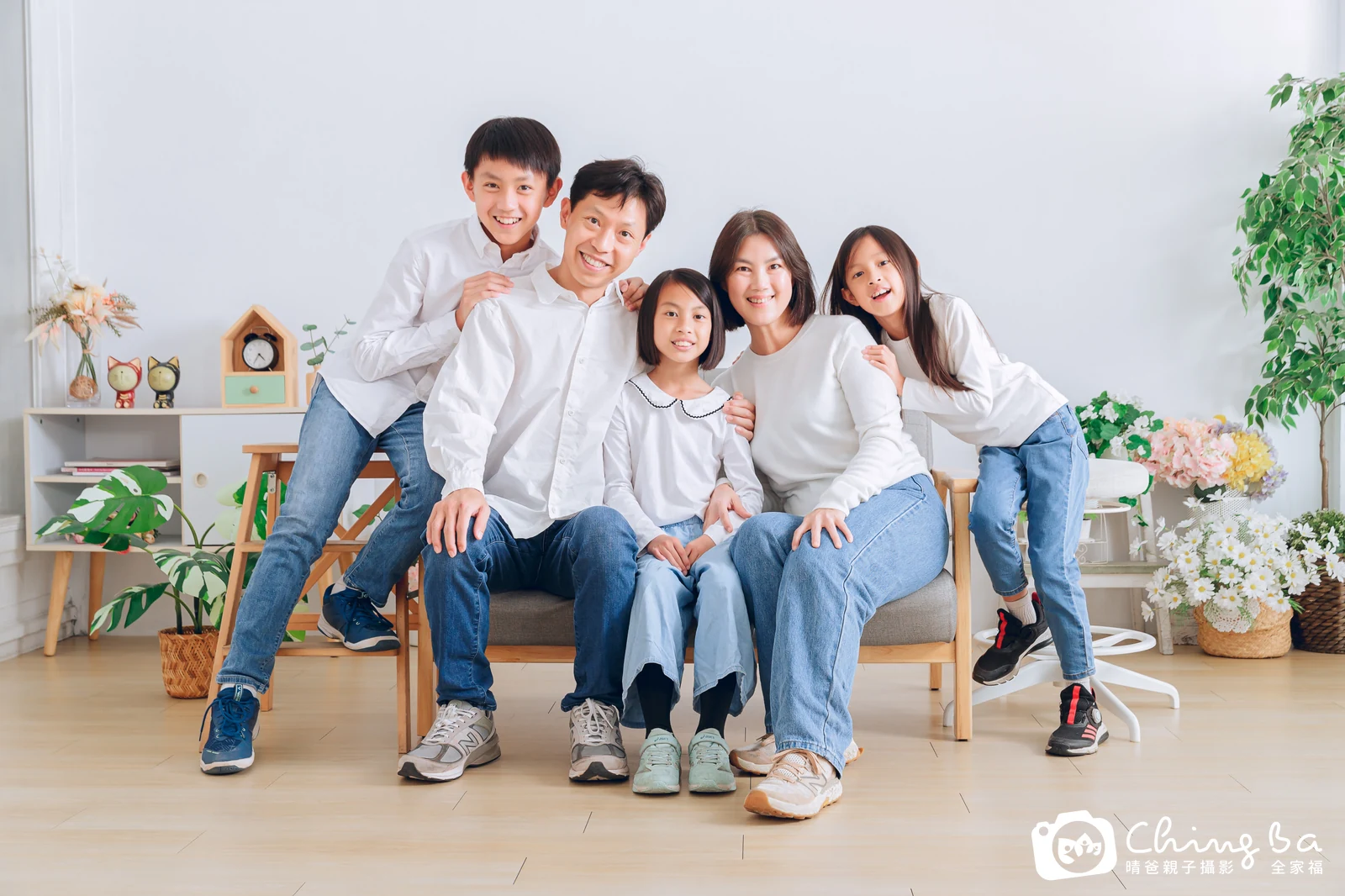 一家人在晴爸攝影棚拍全家福