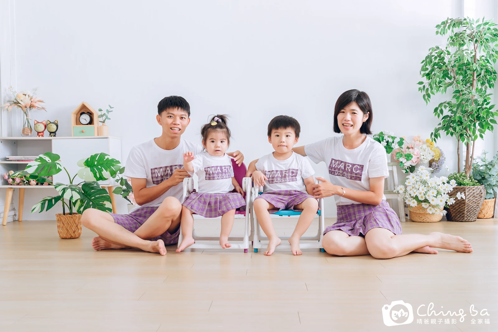 一家人在晴爸攝影棚拍全家福