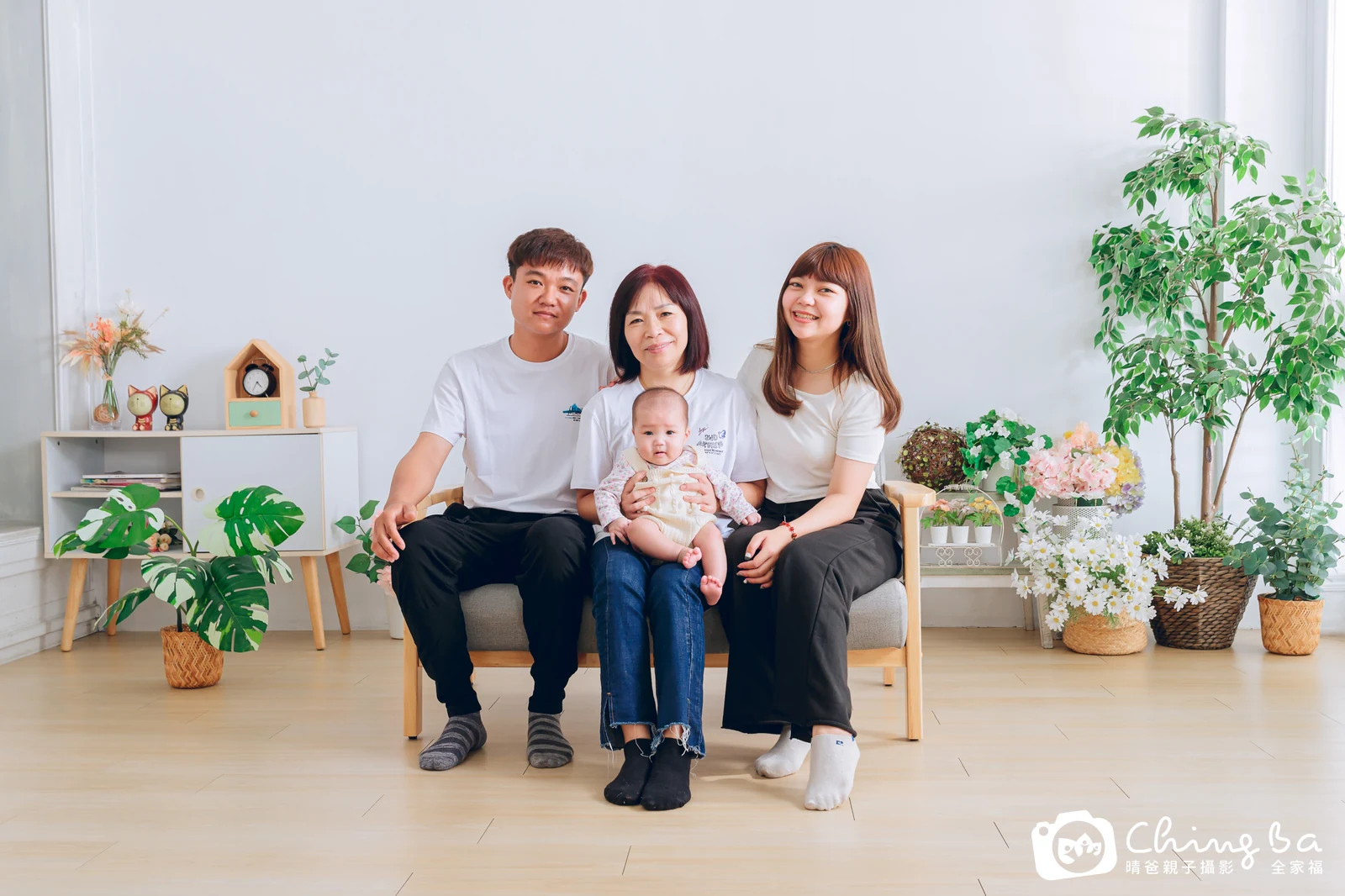 一家人在晴爸攝影棚拍全家福