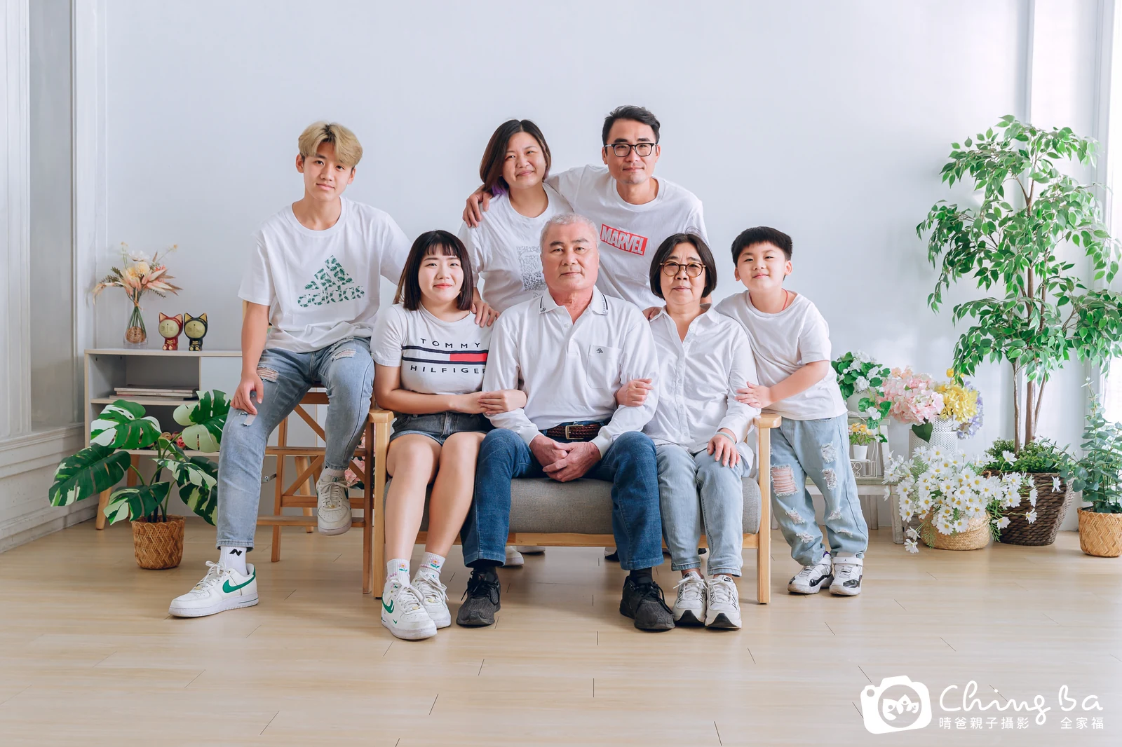 2023 年春季的家族全家福，8 大 2 小