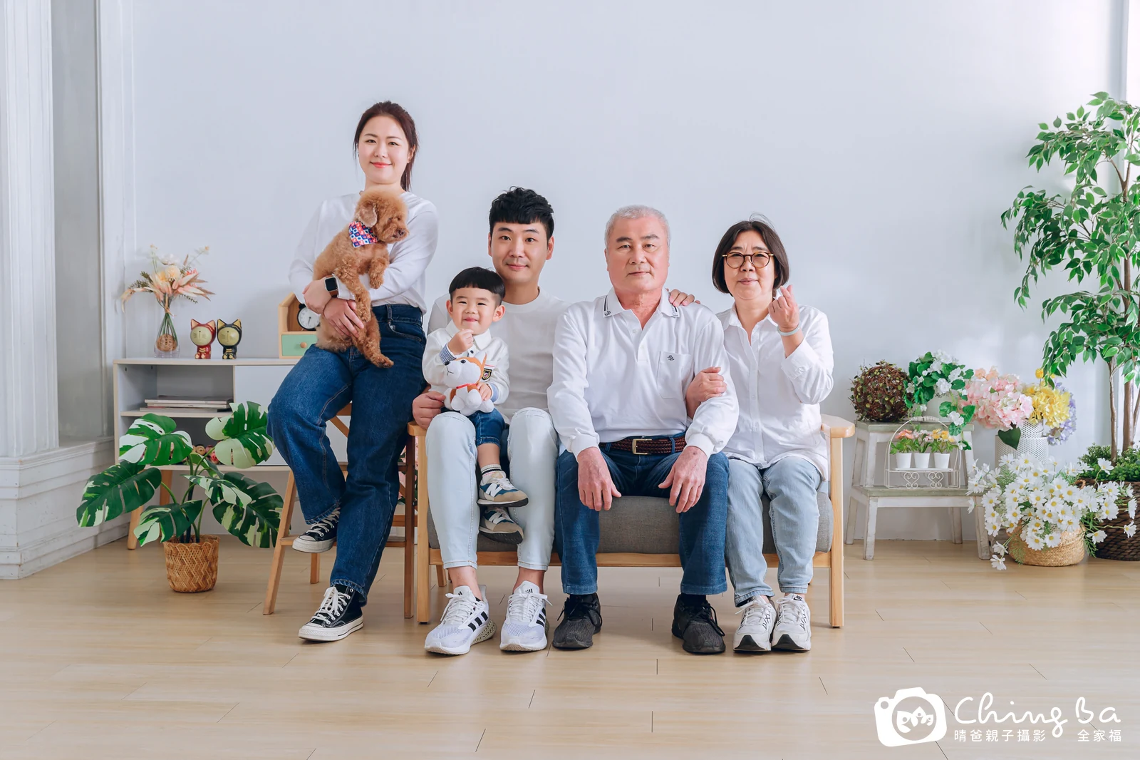 一家人在晴爸攝影棚拍全家福