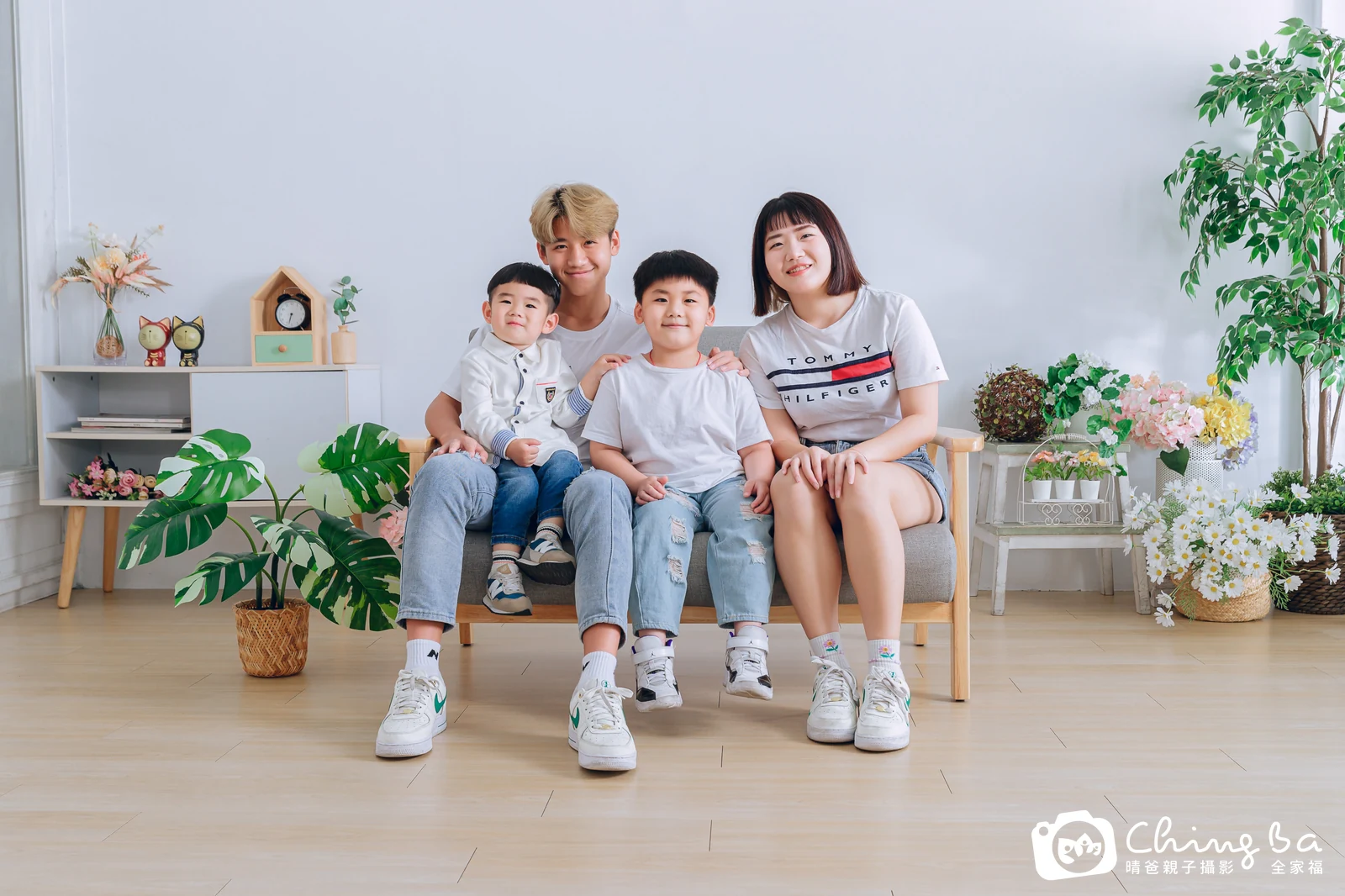 一家人在晴爸攝影棚拍全家福