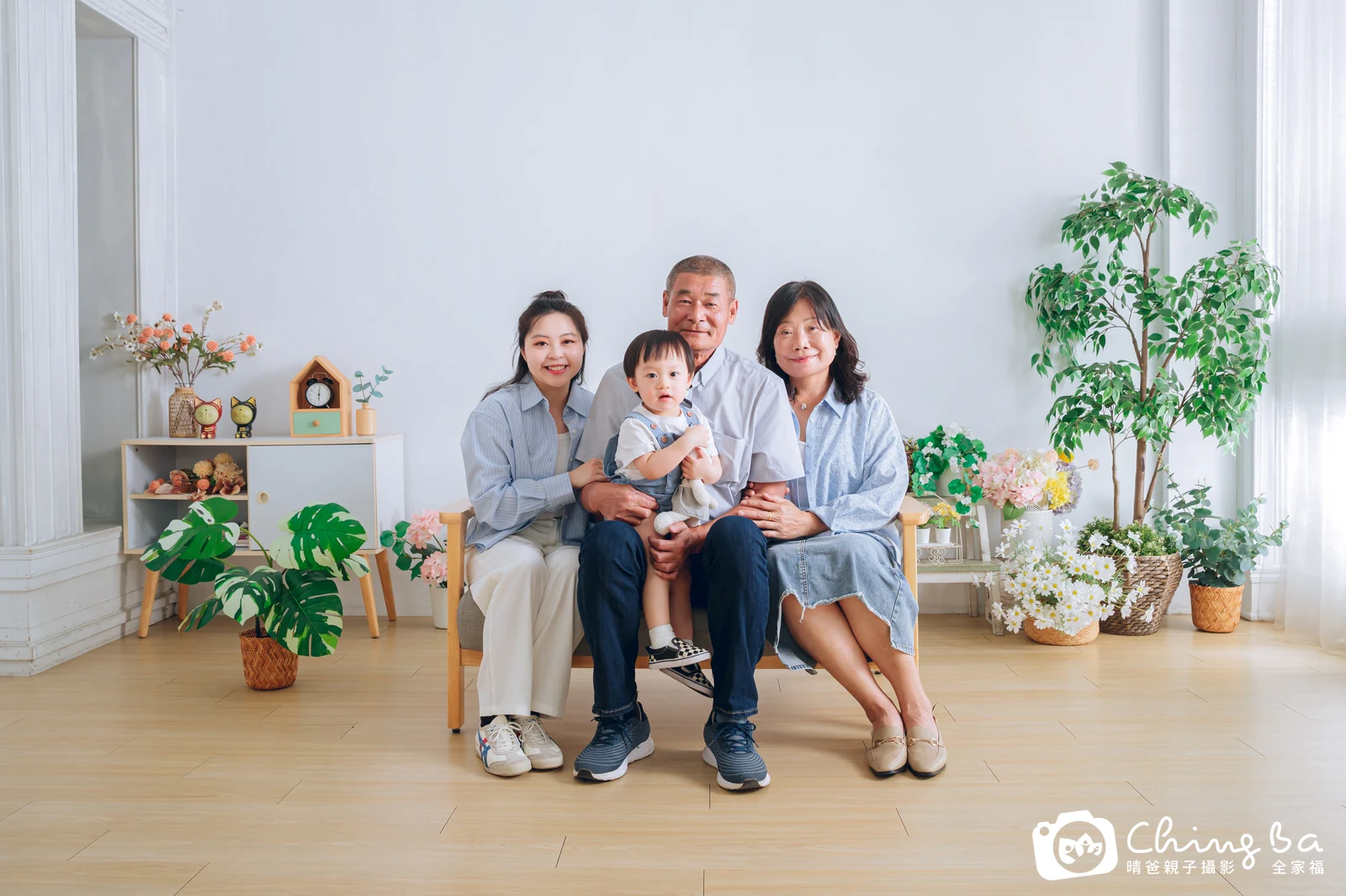 2025 年母親節的家族全家福,6 大 4 小