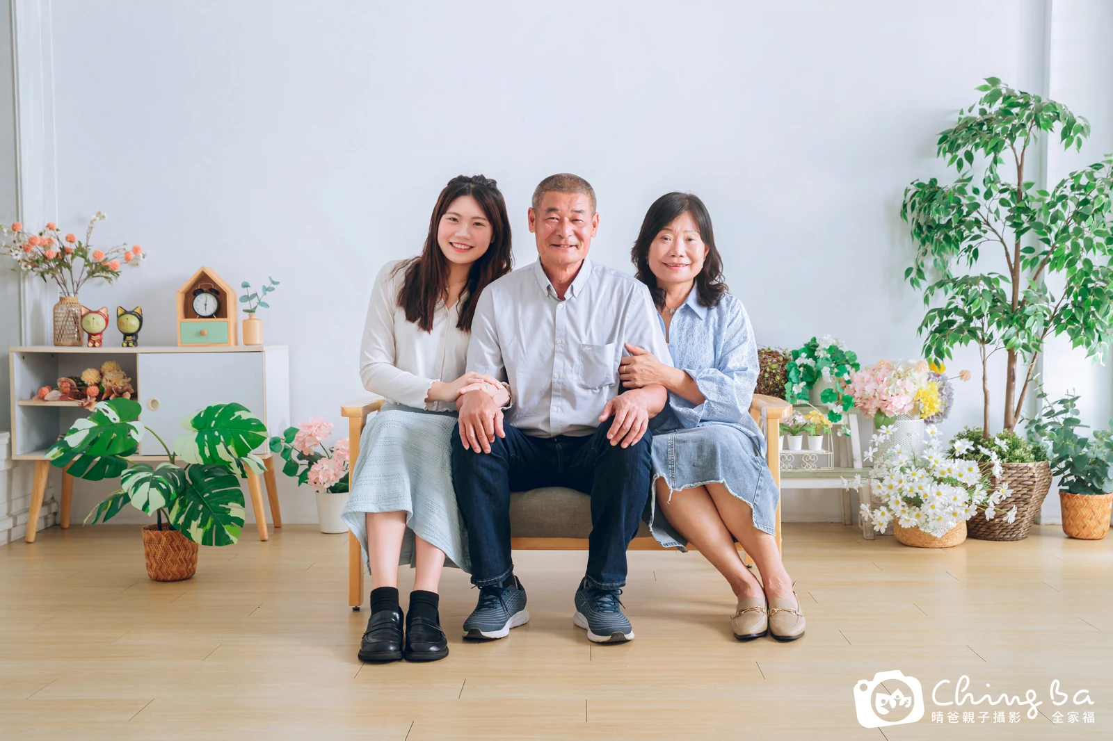 一家人在晴爸攝影棚拍全家福