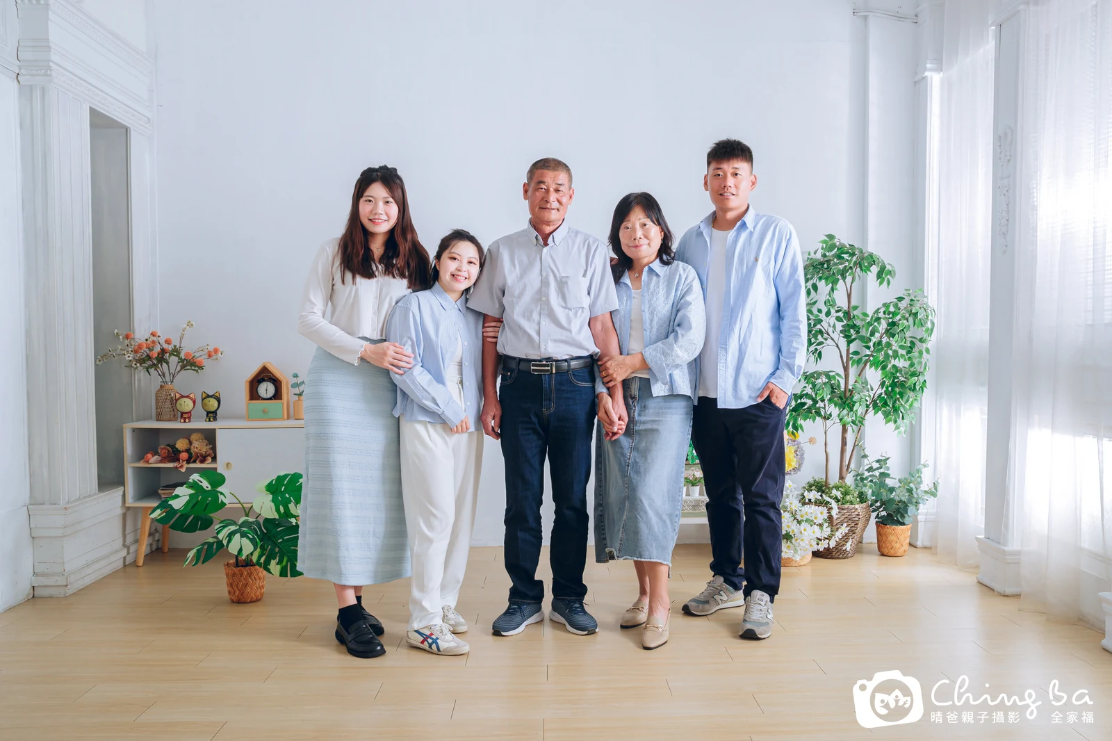 一家人在晴爸攝影棚拍全家福