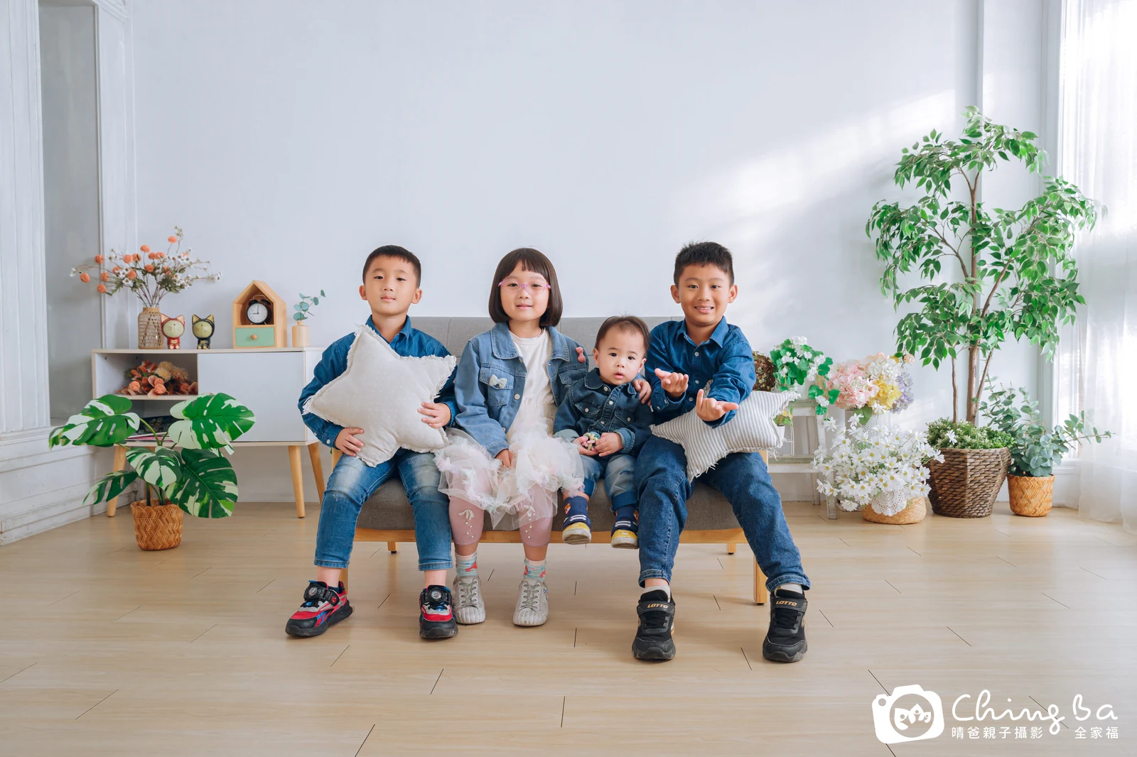 2025 年冬季的家族全家福,8 大 5 小
