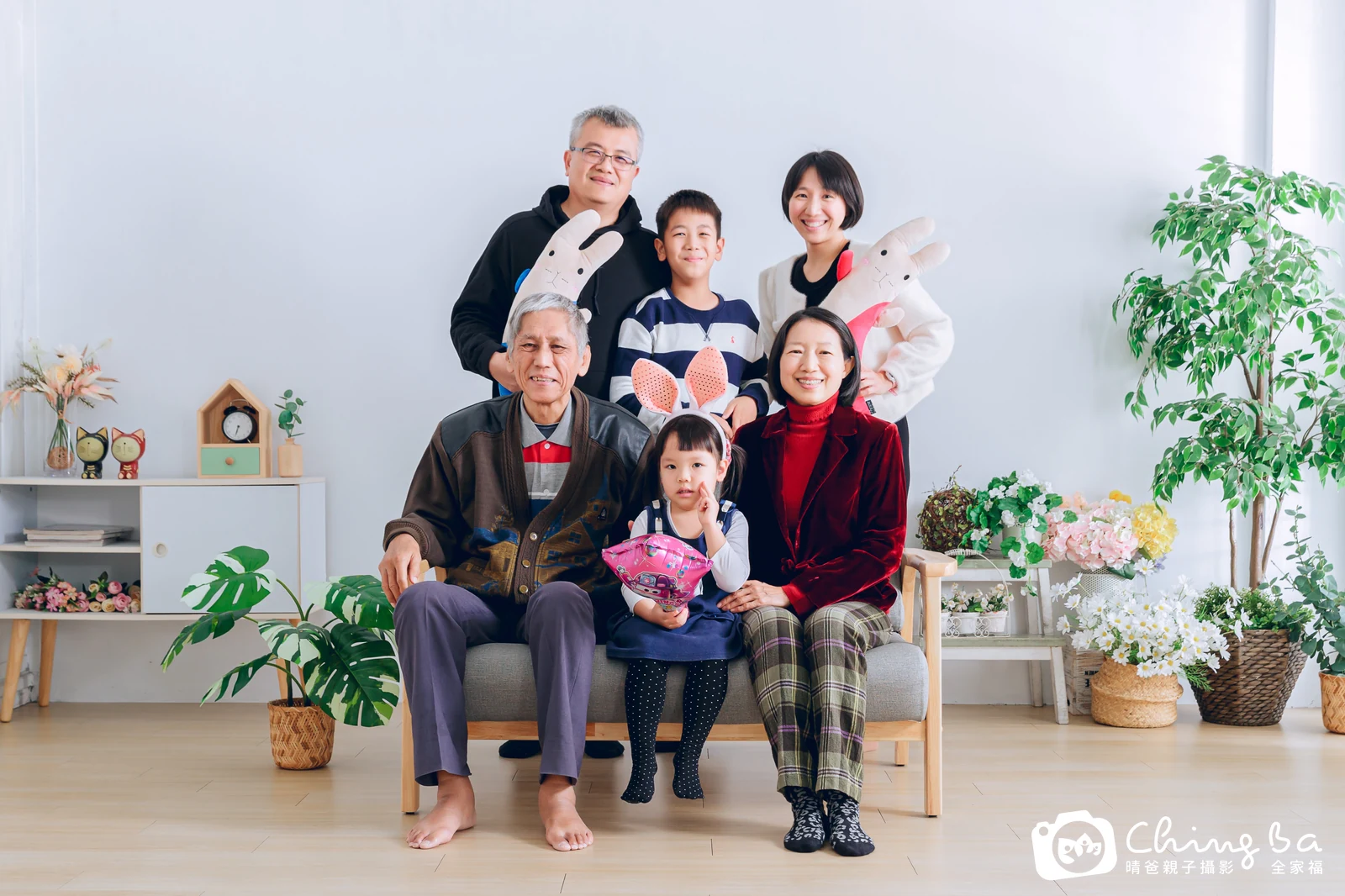 2023 年新春的家族全家福，6 大 4 小
