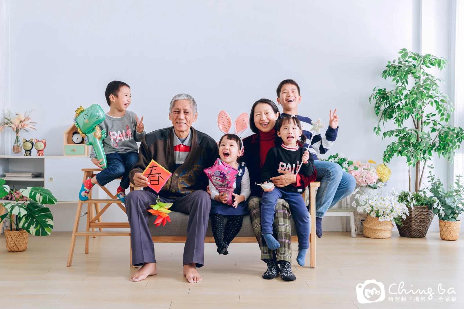 一家人在晴爸攝影棚拍全家福