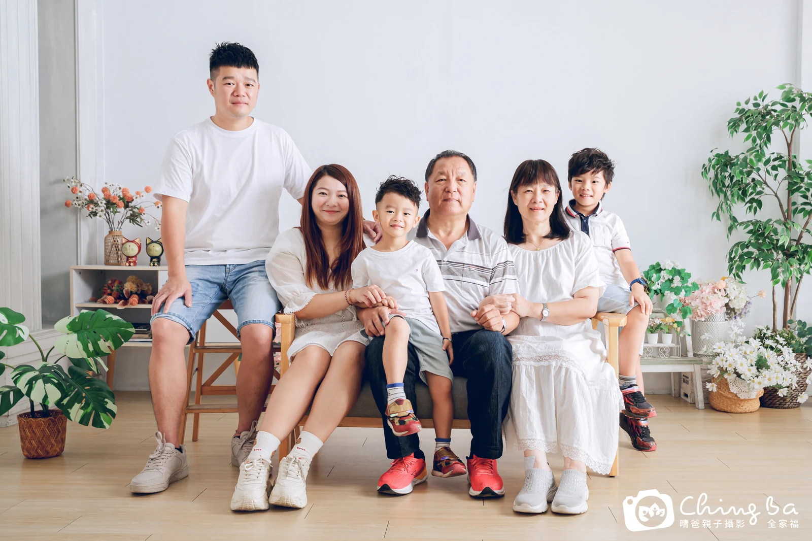 2026 年夏季的家族全家福，7 大 3 小
