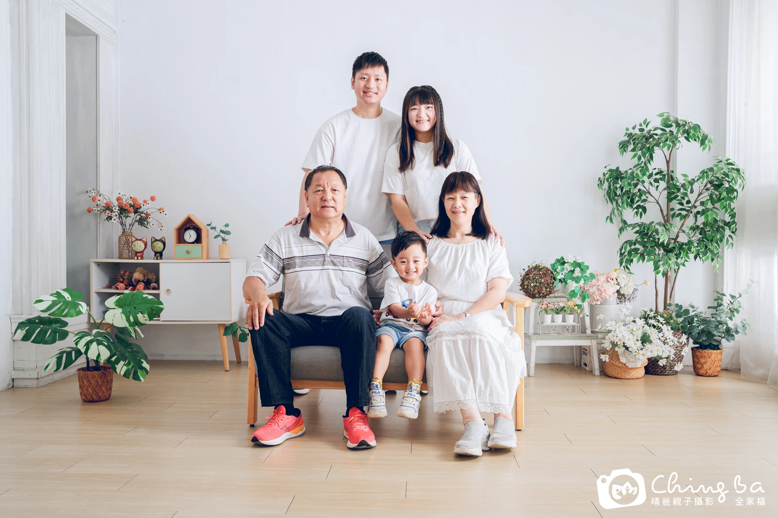 一家人在晴爸攝影棚拍全家福