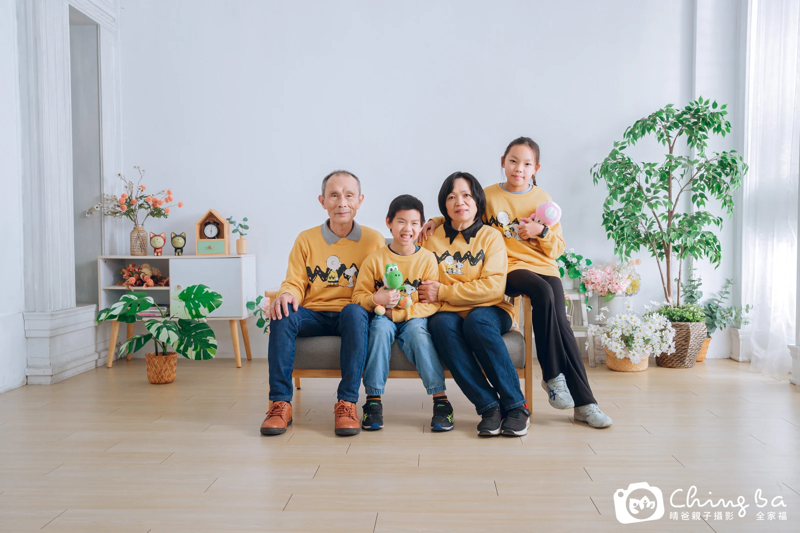 一家人在晴爸攝影棚拍全家福