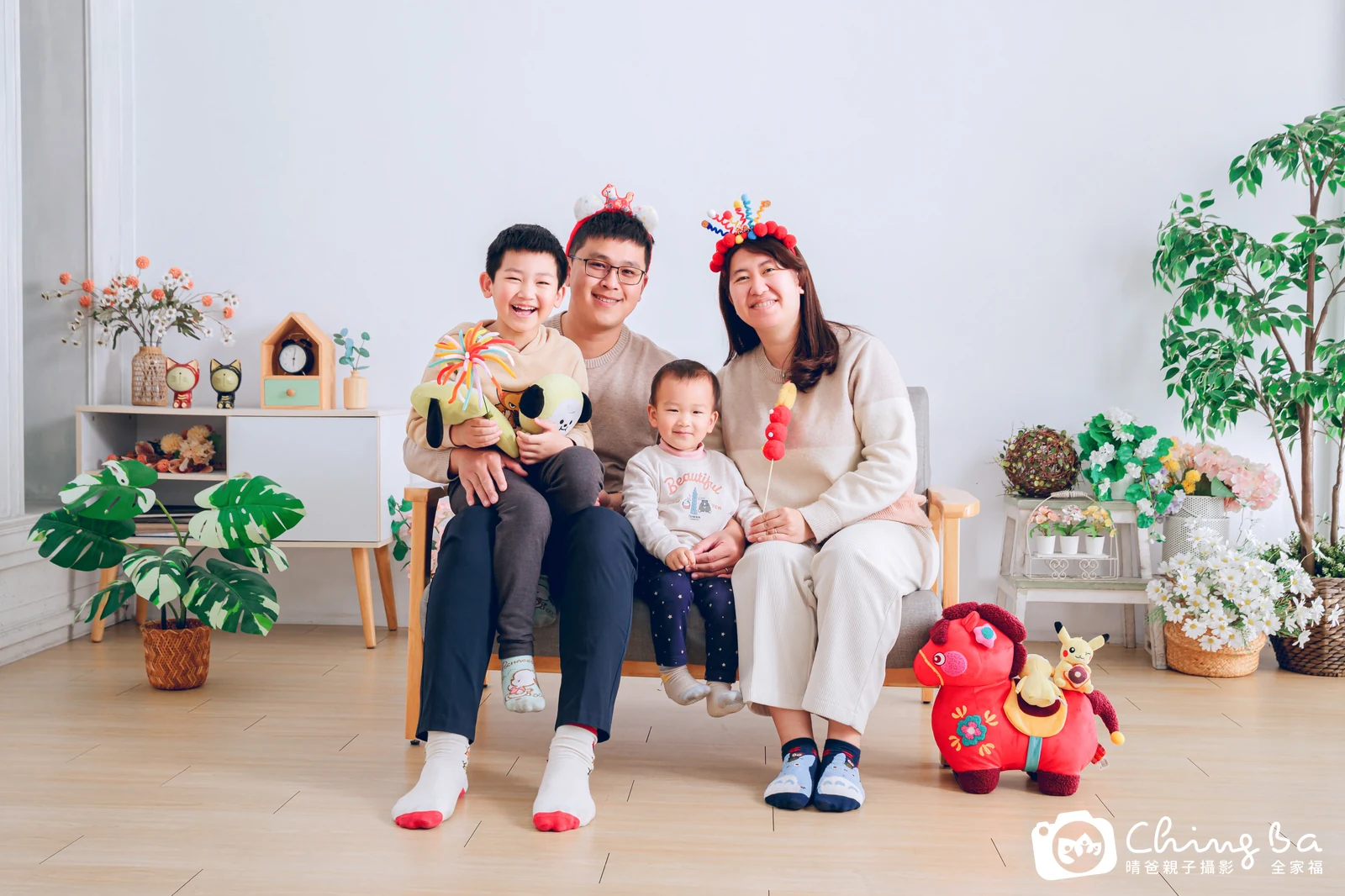一家人在晴爸攝影棚拍全家福