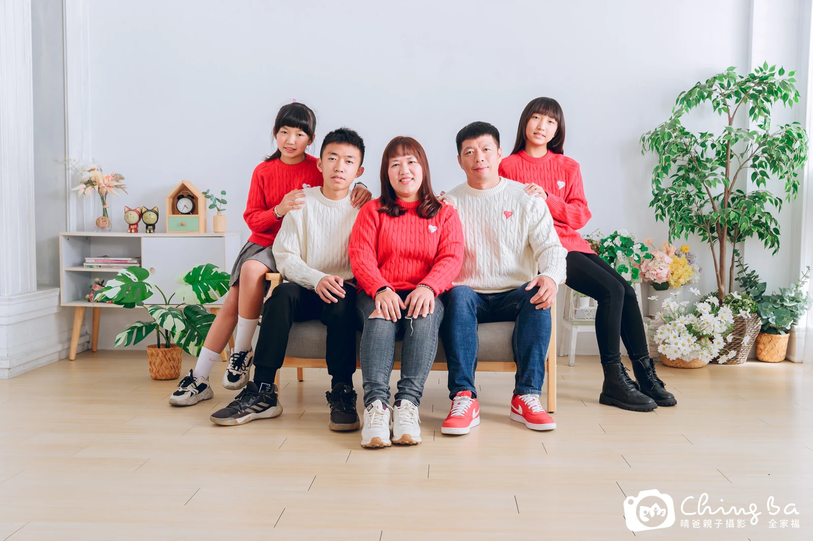 2024 年新春的家族全家福,8 大 6 小