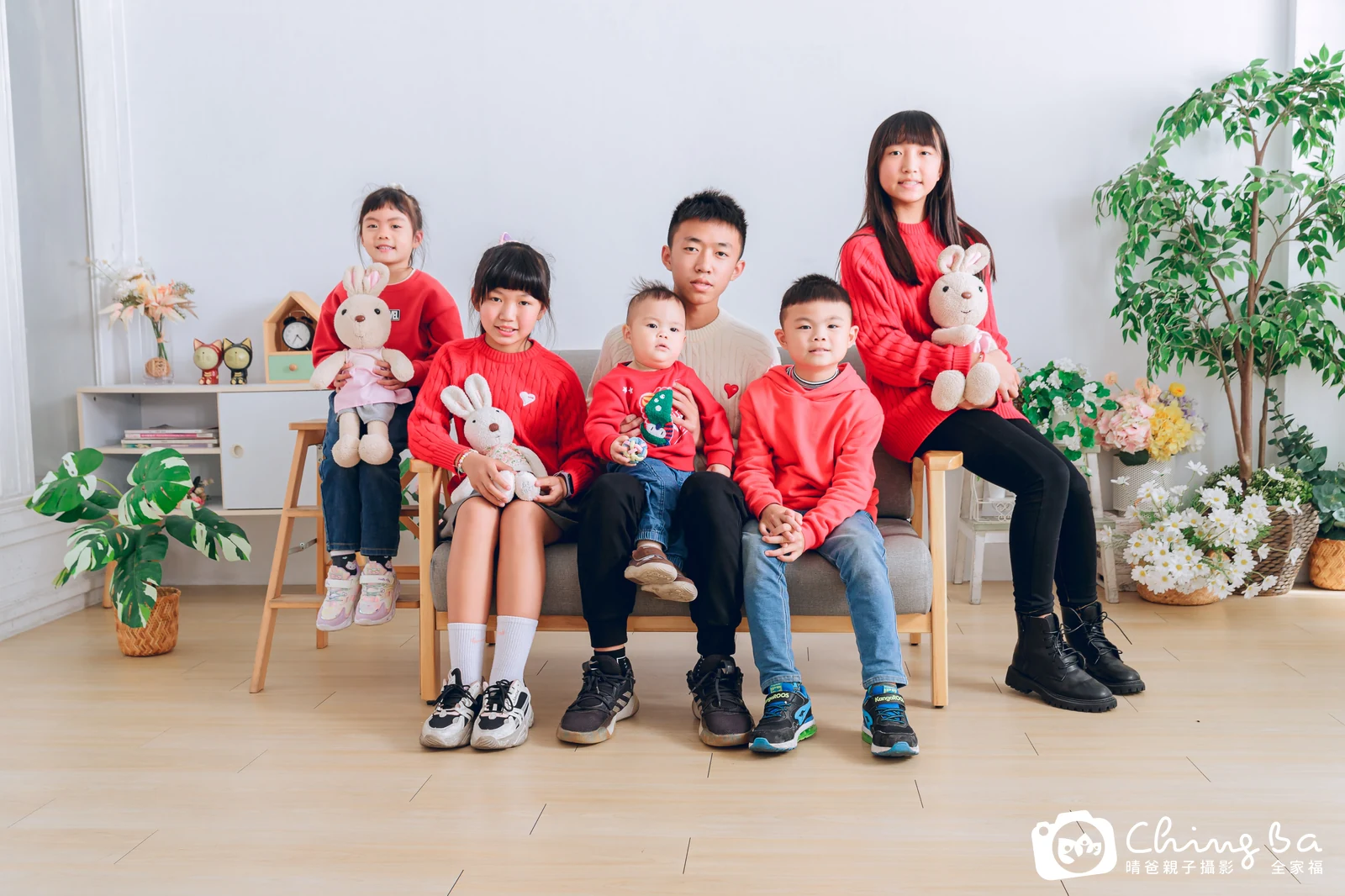 一家人在晴爸攝影棚拍全家福