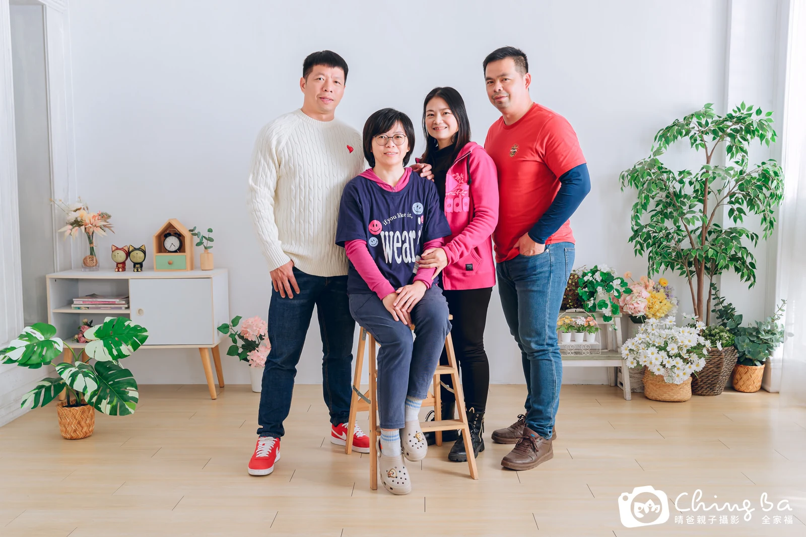 一家人在晴爸攝影棚拍全家福