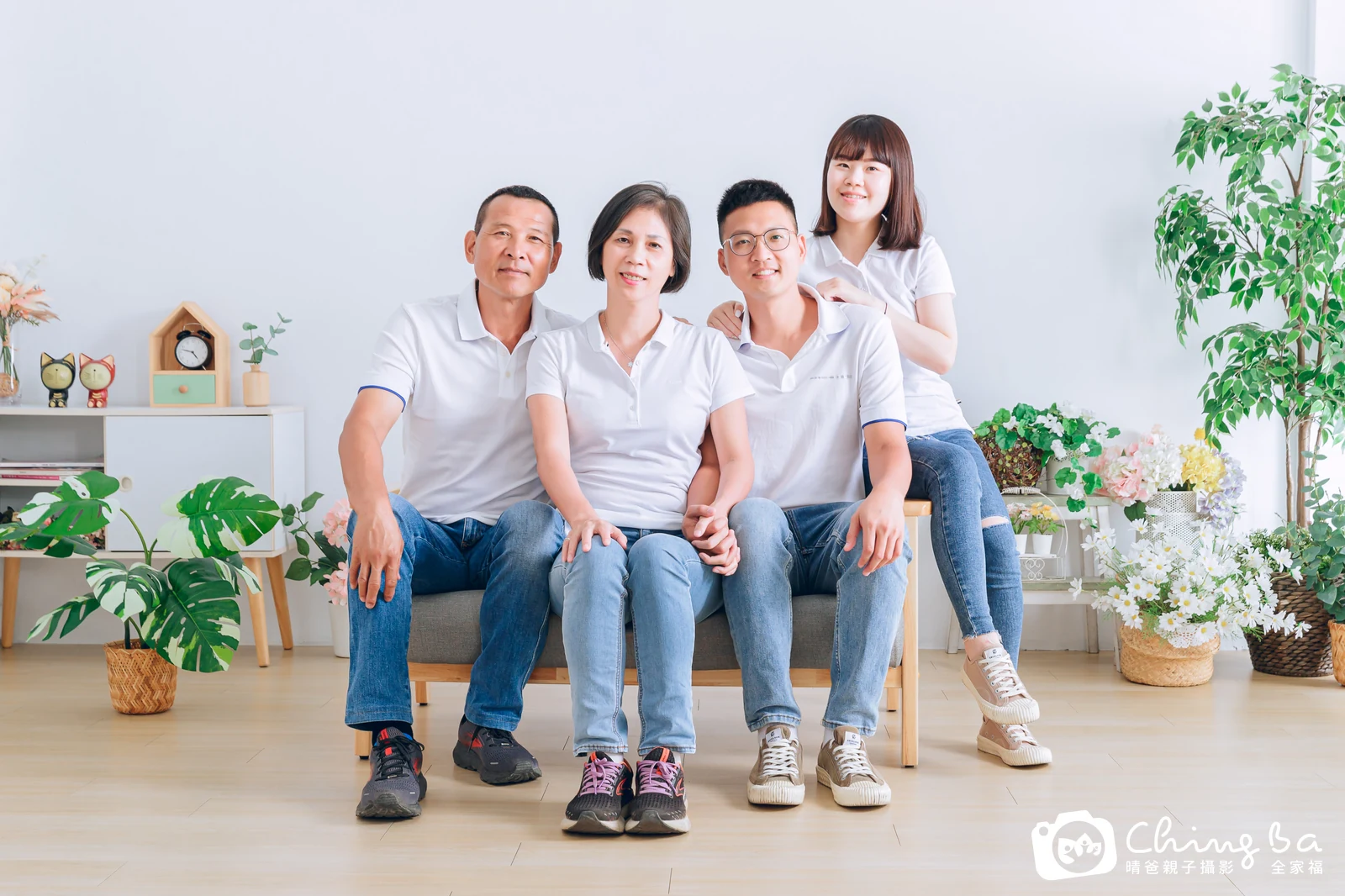 一家人在晴爸攝影棚拍全家福
