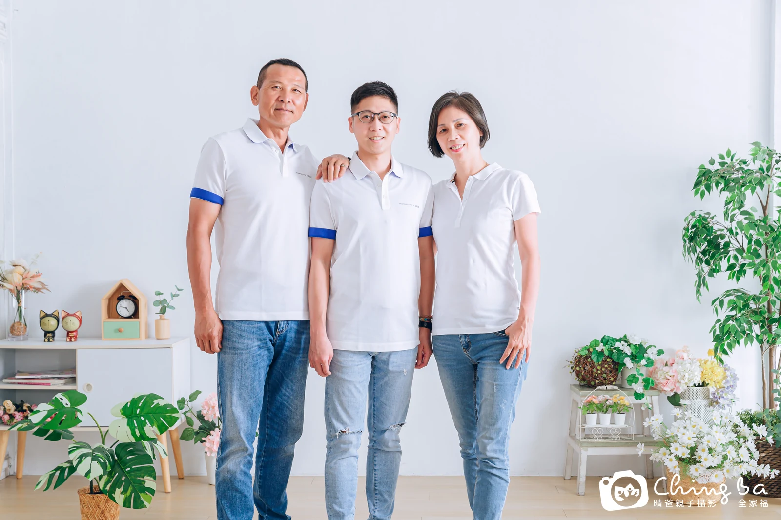 一家人在晴爸攝影棚拍全家福