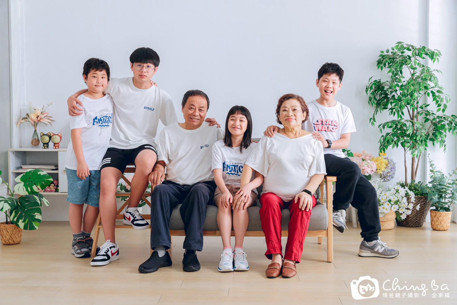 一家人在晴爸攝影棚拍全家福