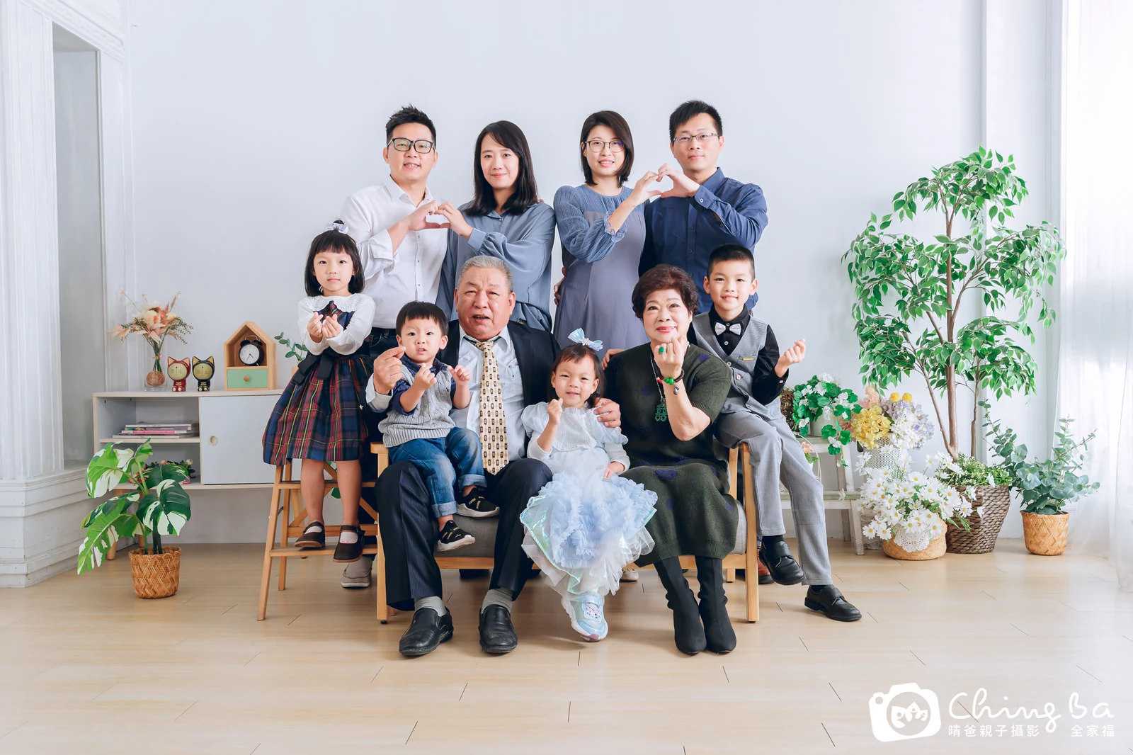 2024 年春季的家族全家福，6 大 4 小